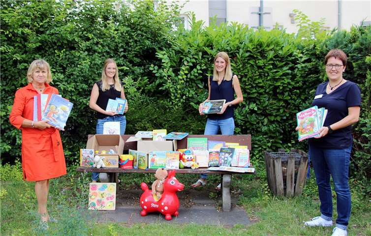 Ulrike Börder-Sauerbrei (links) und Elisabeth Paffhausen (rechts) freuen sich über die Spende der Kindertanzgruppe des SRK. Foto: privat