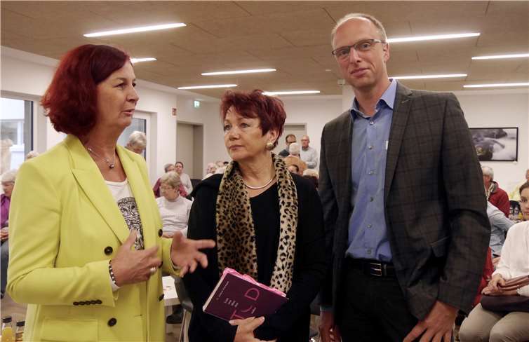 Ulrike Dobrowolny, Autorin C. Juliane Vieregge und Onkologe Axel Nacke), der auch für das Buch interviewt wurde, freuten sich über die große Resonanz bei der Lesung im Hospiz. Foto: Hospiz im Ahrtal gGmbH