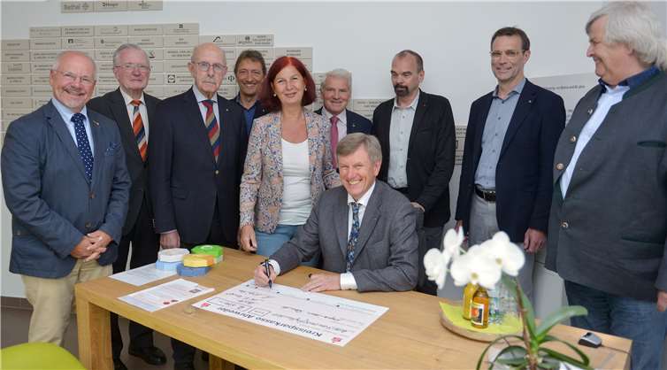 Ulrike Dobrowolny nahm die Spende von Dr. Heinz Kröhnke und seinen rotarischen Freunden entgegen. Detlef fix