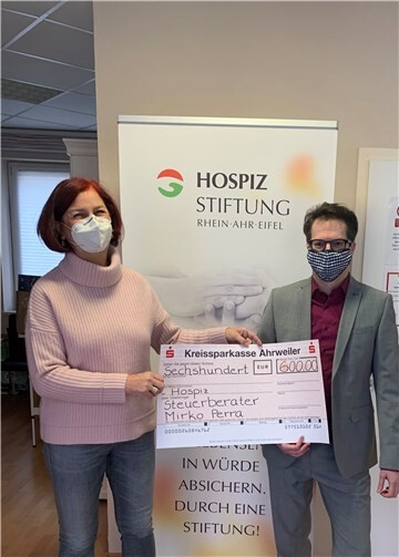 Ulrike Dobrowolny (re.) freute sich sehr über den Scheck von Mirko Perra. Foto: Hospiz-Verein Rhein-Ahr
