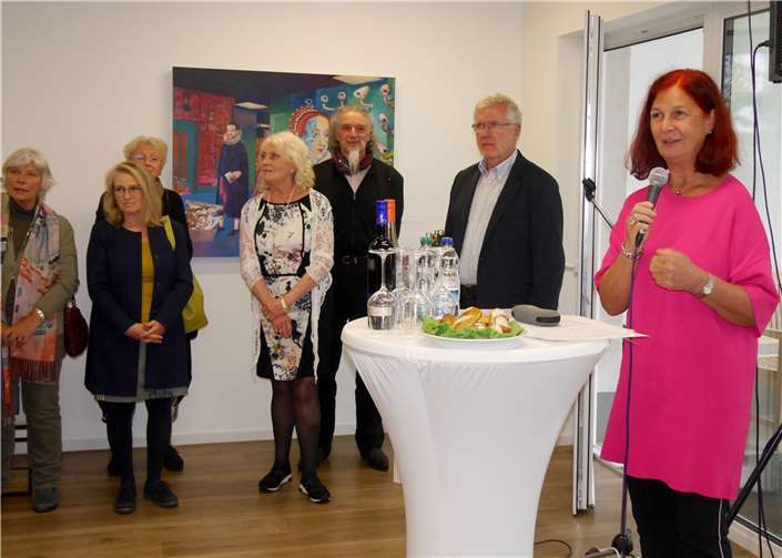 Ulrike Dobrowolny (rechts), Christoph Drolshagen (2.v.r.) und Eva-Maria Kreuter (4.v.r.)bei der Begrüßung im Hospiz.