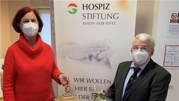 Ulrike Dobrowolny und Josef Niethen bei der Übergabe. Foto: privat