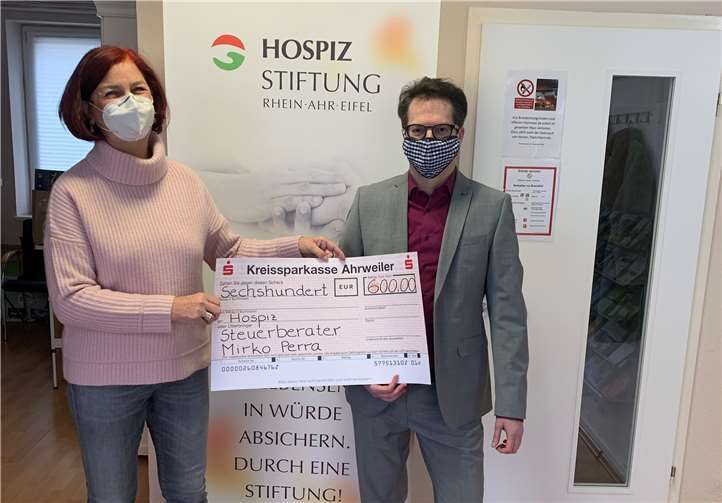 Ulrike Dobrowolny und Mirko Perra bei der Spendenübergabe. Foto: privat