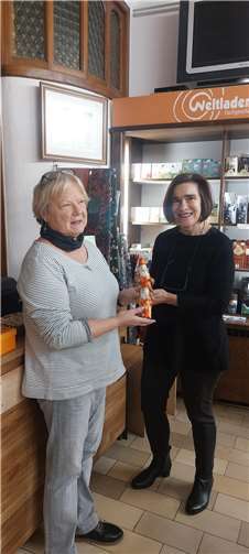 Ulrike Donié (rechts) von der SPD holt Schoko-Nikoläuse ab bei Ingrid Mertgen (links) im Linzer Weltladen in der Rheinstraße.Foto: Stephan Donié