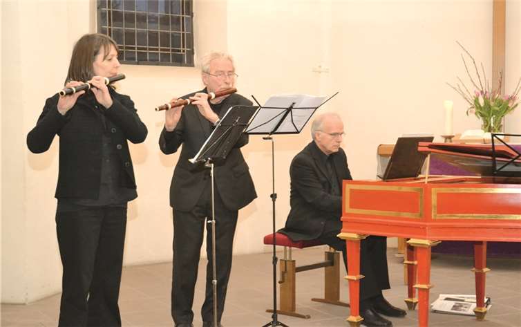 Ulrike Friedrich-Nicking und Wolfgang Mader auf den Traversflören, Johannes Geffert am Cembalo. -Weigert-