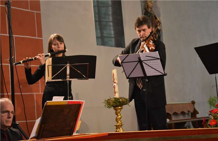 Ulrike Friedrich mit Traversflöte und Robert Mang mit Geigeprivat
