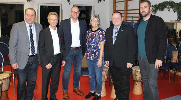 Emotionale Verabschiedung Ulrike Grones bei ihrem Abschied mit (v.l.) Bürgermeister Johannes Bell, Thomas Wolff und den Ortsbürgermeistern Frank Klapperich (Spessart), Thorsten Kabuth (Hohenleimbach) und Dominik Schmitz (Kempenich).Fotos: WER
