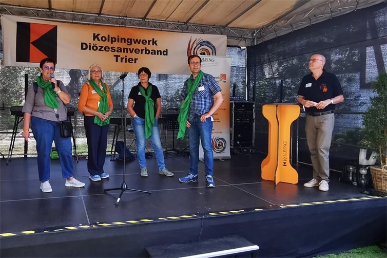 Ulrike Held (Mendig), Gabriele Dittmayer (Oberwesel), Bettina Hofmann (Mayen-Koblenz) und Martin Plail (Landesvorsitzender Arbeitsgemeinschaft Christlicher Arbeitnehmer Organisationen) stellten Michael Brahm (re.) und den interessierten Gästen ihre Arbeit vor.