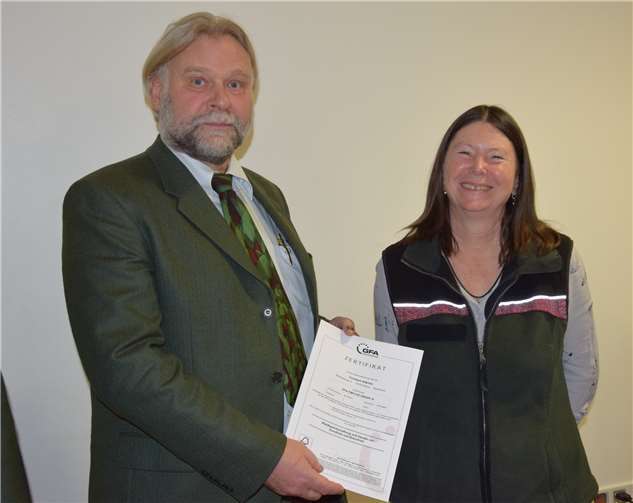 Ulrike Höfken, Ministerin für Umwelt, Energie, Ernährung und Forsten, überreicht dem Adenauer Forstamtsleiter Winand Schmitz die FSC-Zertifizierungsurkunde.Axel Henke / landesforsten.rlp.de