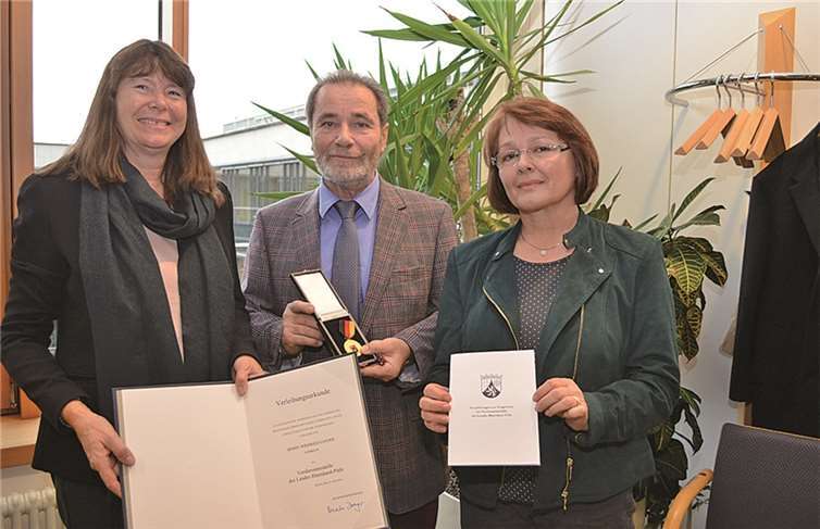 Ulrike Höfken verlieh Winfried Sander die Verdienstmedaille des Landes Rheinland-Pfalz.Privat