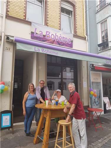 Ulrike Hoffmann (Mitte) begrüßt die ersten Gäste in neuen Café „La Bohème“ – dem Café mit französisch-südländischem Stil, in der Niederhutstraße 57 in Ahrweiler. Foto: privat