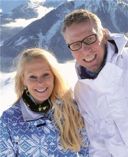 Ulrike Kriegler, Lebensgefährtin von Peter Stöger, moderiert mit Uwe Hübner die Hüttengaudi. privat