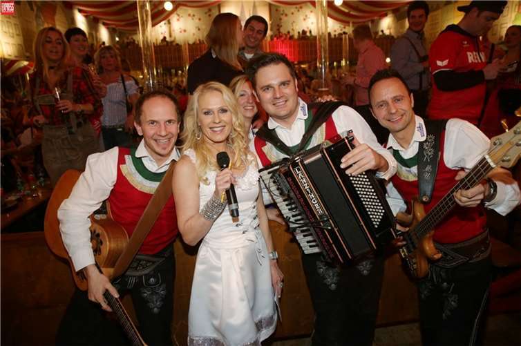 Europas größte Hütte steht in Köln! Ulrike Kriegler mit den Jungen Zillertalern. Quelle: DS-Marketing