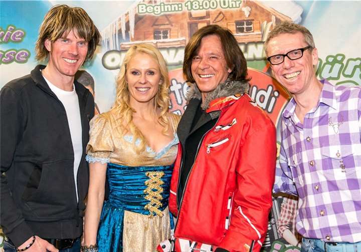 Ulrike Kriegler präsentiert Jürgen Drews, den „König des Après-Ski“ und Mallorca-Star Mickie Krause bei der Kölner Hüttengaudi. Lebensgefährte und FC-Coach Peter Stöger (rechts) feiert mitten unter den Gästen. privat