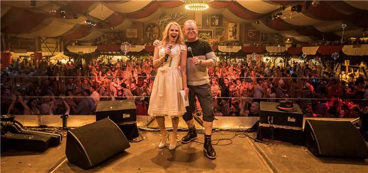 Ulrike Kriegler und DJ Mox werden die Hüttengaudi moderieren. Foto: DS Marketing