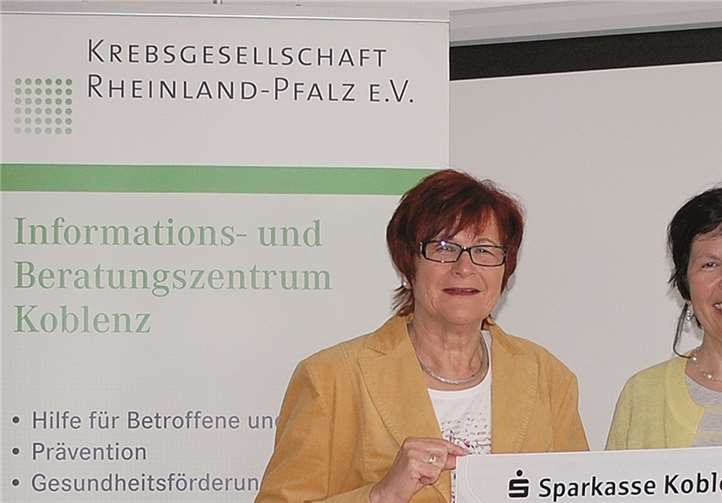 Ulrike Kröber (r.), Vorsitzende der Katholischen Frauengemeinschaft in St. Sebastian, übergab den Spendenscheck an Gerti Kunz (Mitte), Leiterin des Koblenzer Informations- und Beratungszentrums Psychoonkologie der Krebsgesellschaft Rheinland-Pfalz. privat