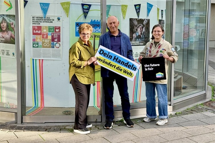 Ulrike Linhsen, Hans-Georg Hansen und Juliane Hertel von der Fairtrade-Steuerungsgruppe werden für den fairen Handel