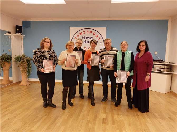 Ulrike Meseberg-Kremser (re.), 1 Vorsitzende, mit den Jubilaren.  Foto: privat