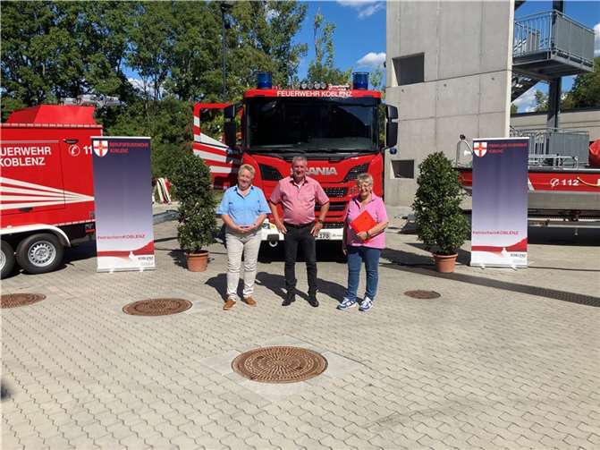 Ulrike Mohrs, Stephan Otto und Anne Schumann-Dreyer bei der Übergabe der Fahrzeuge.  Foto: privat
