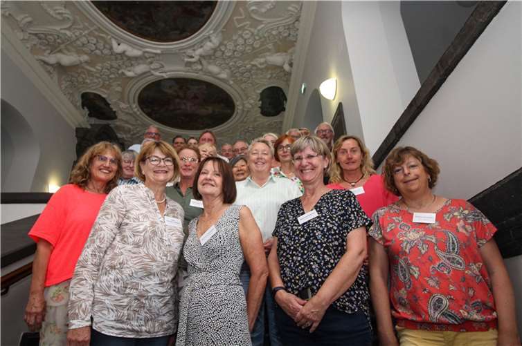 Ulrike Mohrs, die Bürgermeisterin, und Polizeipräsident Karlheinz Maron zeichneten die Teilnehmerinnen und Teilnehmer am Ende ihrer Ausbildung aus. Foto: Stadt Koblenz / Thomas Knaak