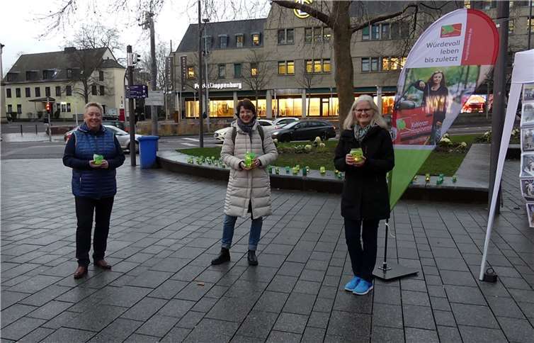 Ulrike Mohrs (l.), Bürgermeisterin der Stadt Koblenz, besuchte den Infostand des ambulanten Kinder- und Jugendhospizes und nahm von Ina Rohlandt, Geschäftsführerin Koblenzer Hospizverein e.V. sowie Sonja Schweikert (r.), Ehrenamtskoordinatorin ambulantes Kinder- und Jugendhospiz, ein grünes Windlicht mit besonderer Botschaft zum Tag der Kinderhospizarbeit entgegen. Quelle: Koblenzer Hospizverein e.V.