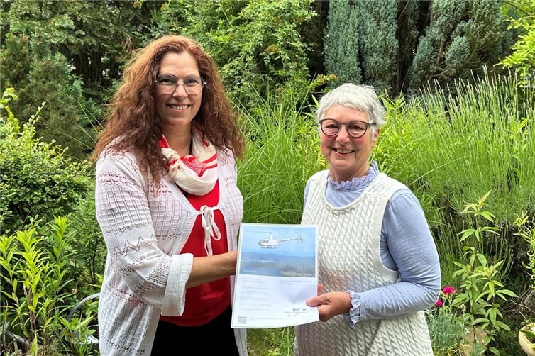 Ulrike Niederelz (links) vom Bereich Kultur und Tourismus der VG-Verwaltung Mendig überreichte Anita Goldschalt den Gewinngutschein für einen Hubschrauber-Rundflug.