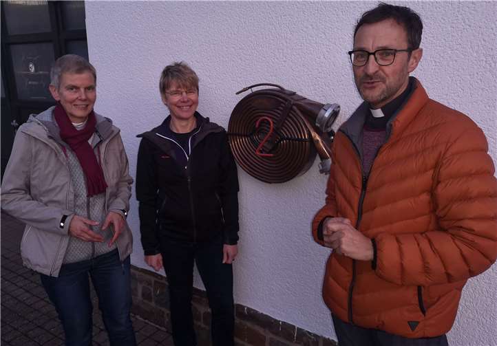 Ulrike Phiesel, Bärbel Knieps und Pfarrer Jörg Meyrer (von links) vor dem Feuerwehrgerätehaus Ahrweiler, in dem an Heiligabend „Weihnachten anders“ gefeiert wird.Foto: privat
