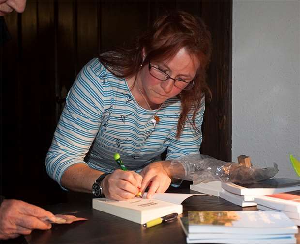 Ulrike Puderbach signierte viele Bücher.
