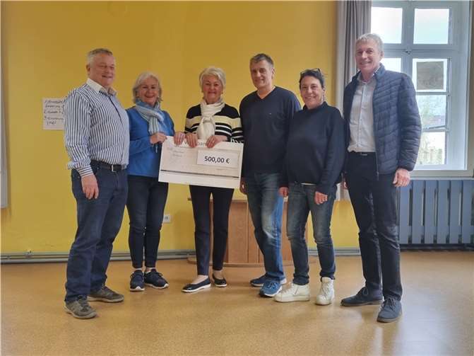 Ulrike Ring-Scheel (2.v.r.) des Kinderschutzbundes freut sich über finanzielle Unterstützung des Familienpatenprojekts.  Foto: Michael Schweikert