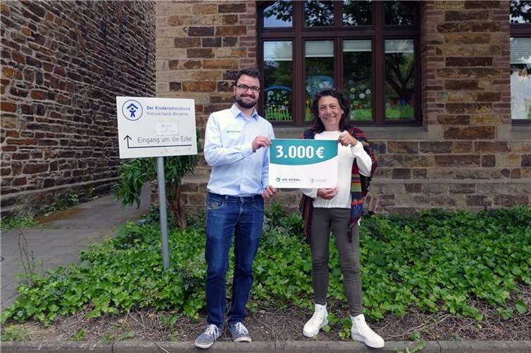Ulrike Ring-Scheel, Vorsitzende des Kinderschutzbunds Kreisverband Ahrweiler, strahlte sichtlich, als sie im Namen ihres Teams die Spendensumme von Dr. Eckel entgegennahm. Foto: privat