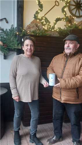 Krippenbauer spendet für den Kinderschutzbund Ulrike Ring-Scheel (Vorstand KSB) und Rudolf Schell. Foto: privat