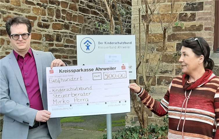 Ulrike Ring-Scheel freute sich über die tolle Spende. Foto: privat