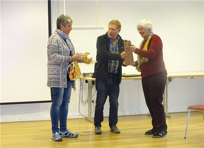 Ulrike Schneider und Peter Bertram (Bezirksvorsitzender) überreichen Rosalie Walter als Dankeschön für ihre Mitwirkung ein kleines Geschenk.