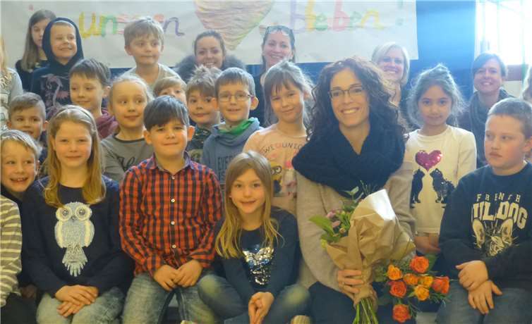 Ulrike Simon von Holst mit Schülerinnen und Schülern der Grundschule Sankt Georg. privat