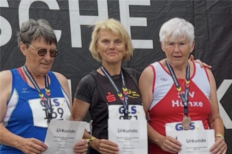 Ulrike Wendering (Mitte) von der LG Kreis Ahrweiler gewinnt ihren ersten Deutschen Meistertitel