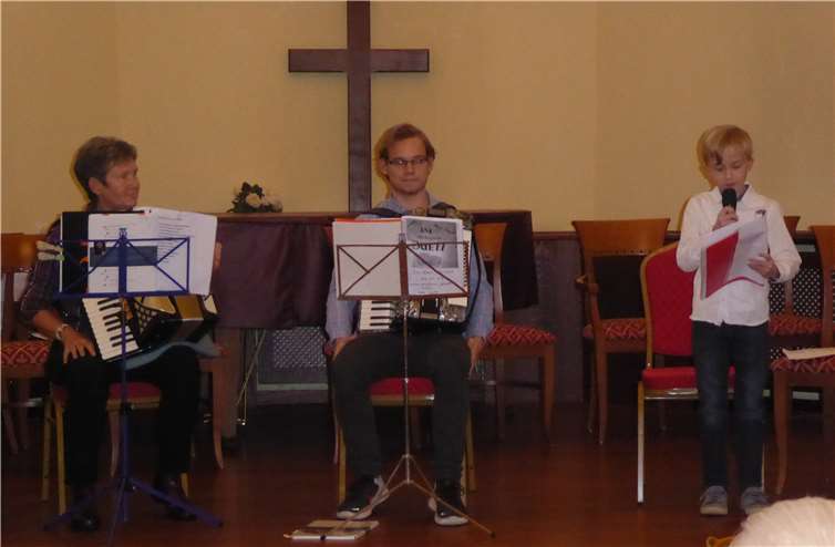 Ulrike Winter mit ihren Musikschülern Jorn Burberg und Bjarne Adolphi. Privat