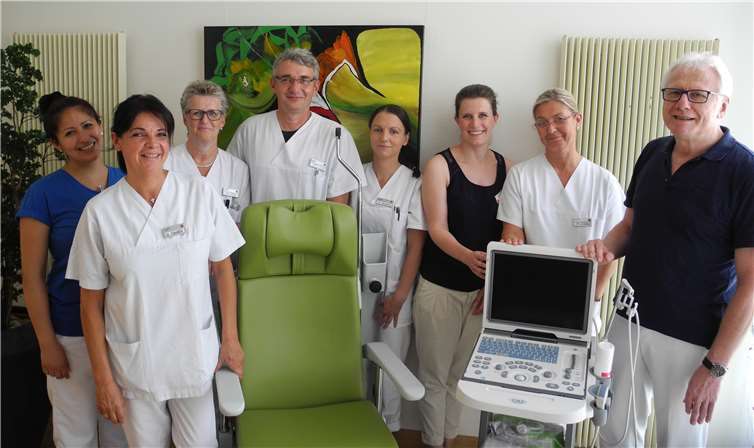 Ultraschallgerät und Mobilisationsstuhl erleichtern die diagnostischen und therapeutischen Möglichkeiten. privat