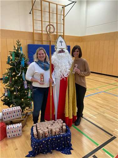 Um 10 Uhr versammelten sich die Kinder in der Schulturnhalle und begrüßten den Nikolaus mit einem gemeinsamen Lied. Foto: privat