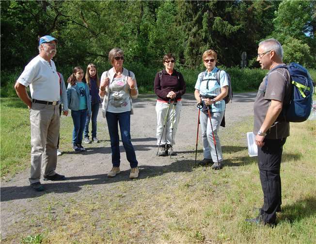 Um 10.15 Uhr machte sich Wanderführer Walter Heuser (rechts) mit seiner Gruppe auf den Weg. Nach drei Stunden und 45 Minuten waren alle wieder zurück.