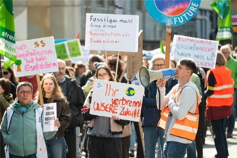 Um 11 Uhr versammelte sich eine bunte Gemeinschaft verschiedenster Interessengruppen am Koblenzer Hauptbahnhof.