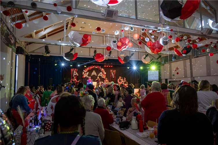 Um 14.11 Uhr begrüßte Obermöhn Silke Frings mit dem Vorstand die rund 300 weiblichen Gäste im abgedunkelten und rot-weiß-schwarz liebevoll dekorierten Saal des Bürgerhauses.