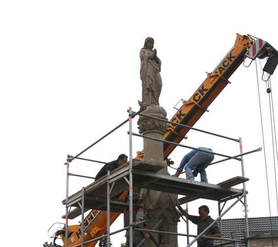 Um 15.20 Uhr war es geschafft. Die Mariensäule ist wieder in der Ortsmitte von Weibern aufgestellt.