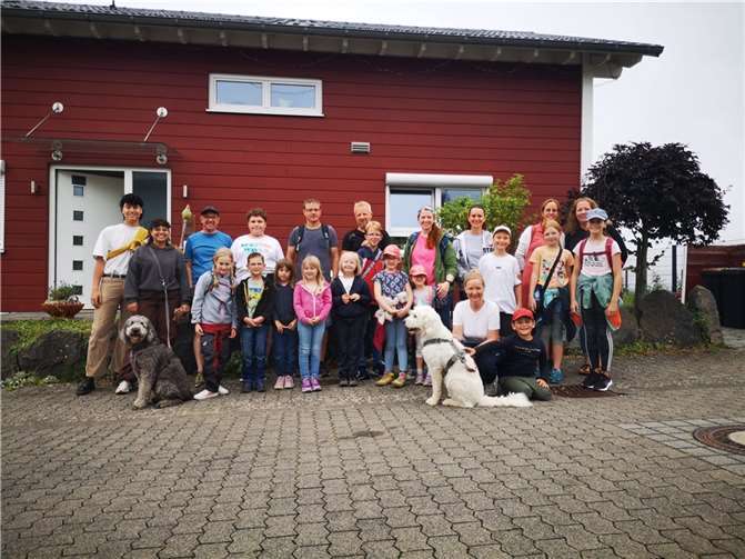 Um 16 Uhr traf sich die Gruppe bei Doris am roten Haus und wanderte gemeinsam zum Sportplatz „Auf dem Strauben“. Foto: privat