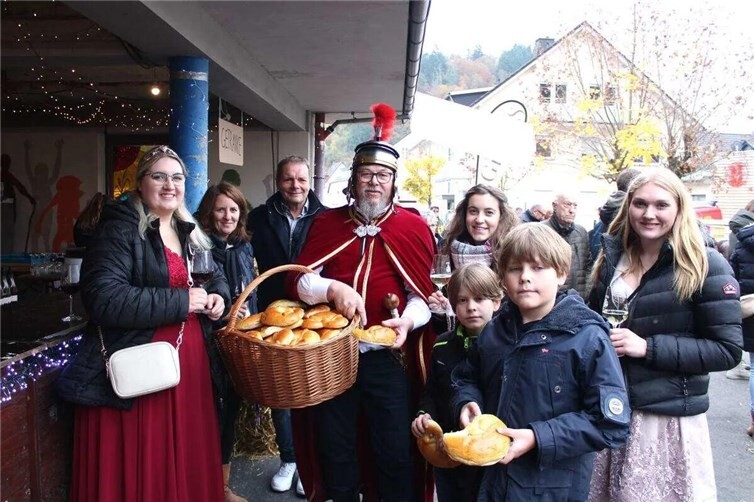 Imposante Martinsfeuer der fünf Dorfgemeinschaften  Um 18 Uhr am Samstag startet der große Fackelzug mit St. Martin.  Foto: Archiv / DU
