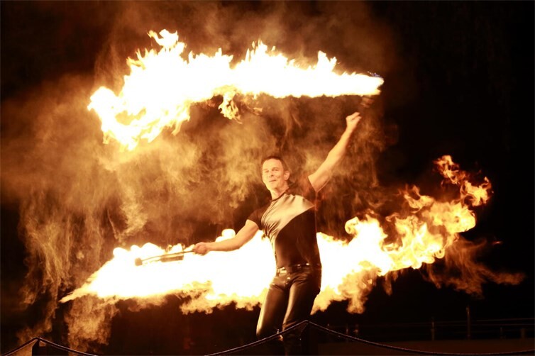 Um 19.15 Uhr erwartet die Besucher auf dem Marktplatz eine Feuershow mit Feuerkünstler René Albert.
