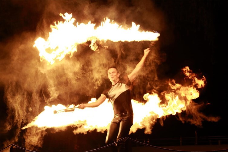Um 19.15 Uhr erwartet die Besucher auf dem Marktplatz eine Feuershow mit Feuerkünstler René Albert.