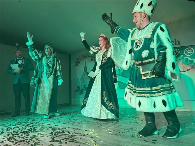 Um 22 Uhr proklamierten die Sitzungspräsidenten voller Stolz das Escher Dreigestirn für die Session 2025/2026 Prinzessin Elke I. (Elke Krause-Möhren), Jungfrau Oliva I. (Oliver Wirtz) und Bauer Thomas I. (Thomas Krause). Foto: privat