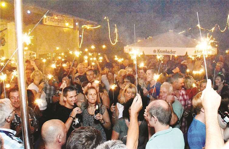 Um 24 Uhr fand das offizielle Ende des Sünderbänkchenfestes mit 200 brennenden Wunderkerzen und dem gemeinsam intonierten Hit „Niemals geht man so ganz...“ statt.SF