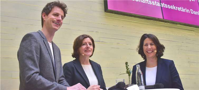 Um Ausbildung ging es Moderator Markus Appelmann beim Gespräch mit Daniela Schmitt (re.) und Malu Dreyer. Fotos: HEP