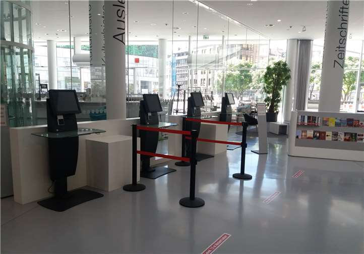 Um Beachtung der Abstandsmarkierungen sowie die geänderte Wegführung in der Bibliothek wird gebeten.Fotos: privat